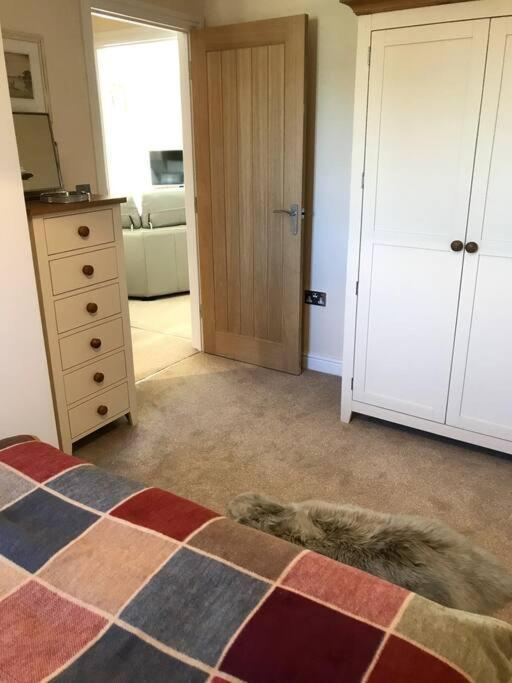 Lovely Two Bedroom Bungalow With Hot Tub 예오빌 외부 사진