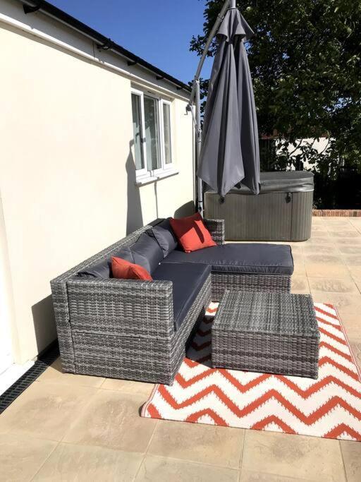 Lovely Two Bedroom Bungalow With Hot Tub 예오빌 외부 사진